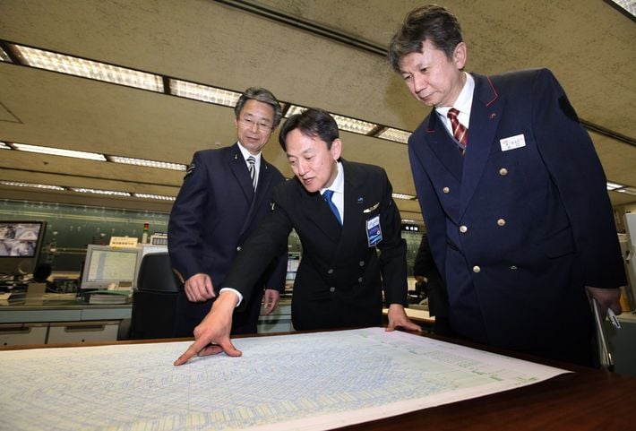 新幹線のダイヤを確認するJR各社の指令長たち。複雑に絡む列車のダイヤもAIが活用されるようになっている
