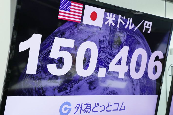 2022年10月21日には一時1ドル=151円台後半まで下落し、1990年7月以来32年ぶりの円安水準を更新した