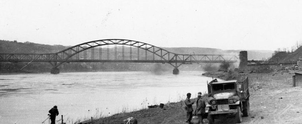 1945年3月、崩壊する前のルーデンドルフ橋の側面