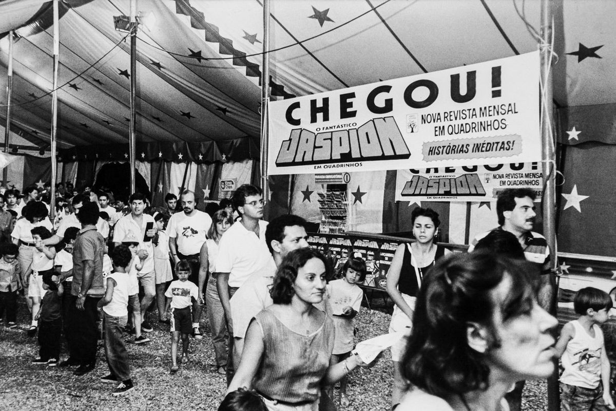 1989年にサンパウロ市内の広場で行われたヒーローショーの来場者たち