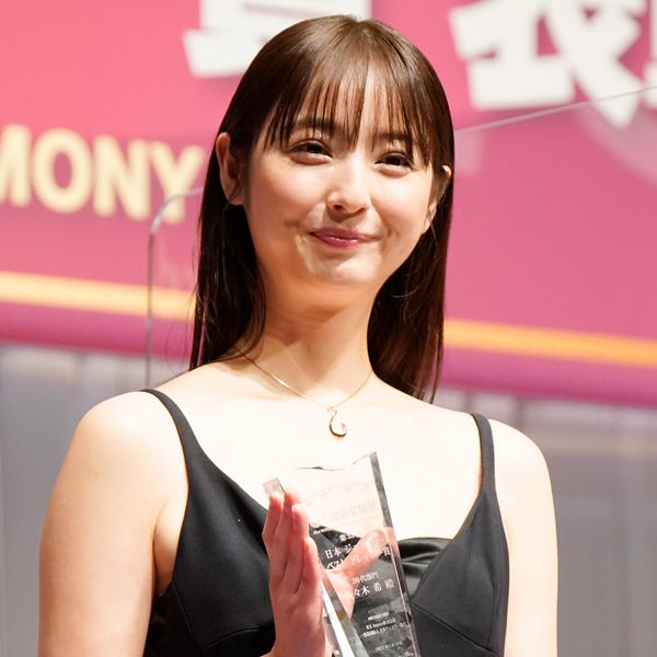 主人の姿を見守る 佐々木希の謙虚すぎるコメントで浮上した 配偶者をどう呼ぶか問題 夫 渡部建が トイレ不倫 自粛からテレビ復帰 President Online プレジデントオンライン