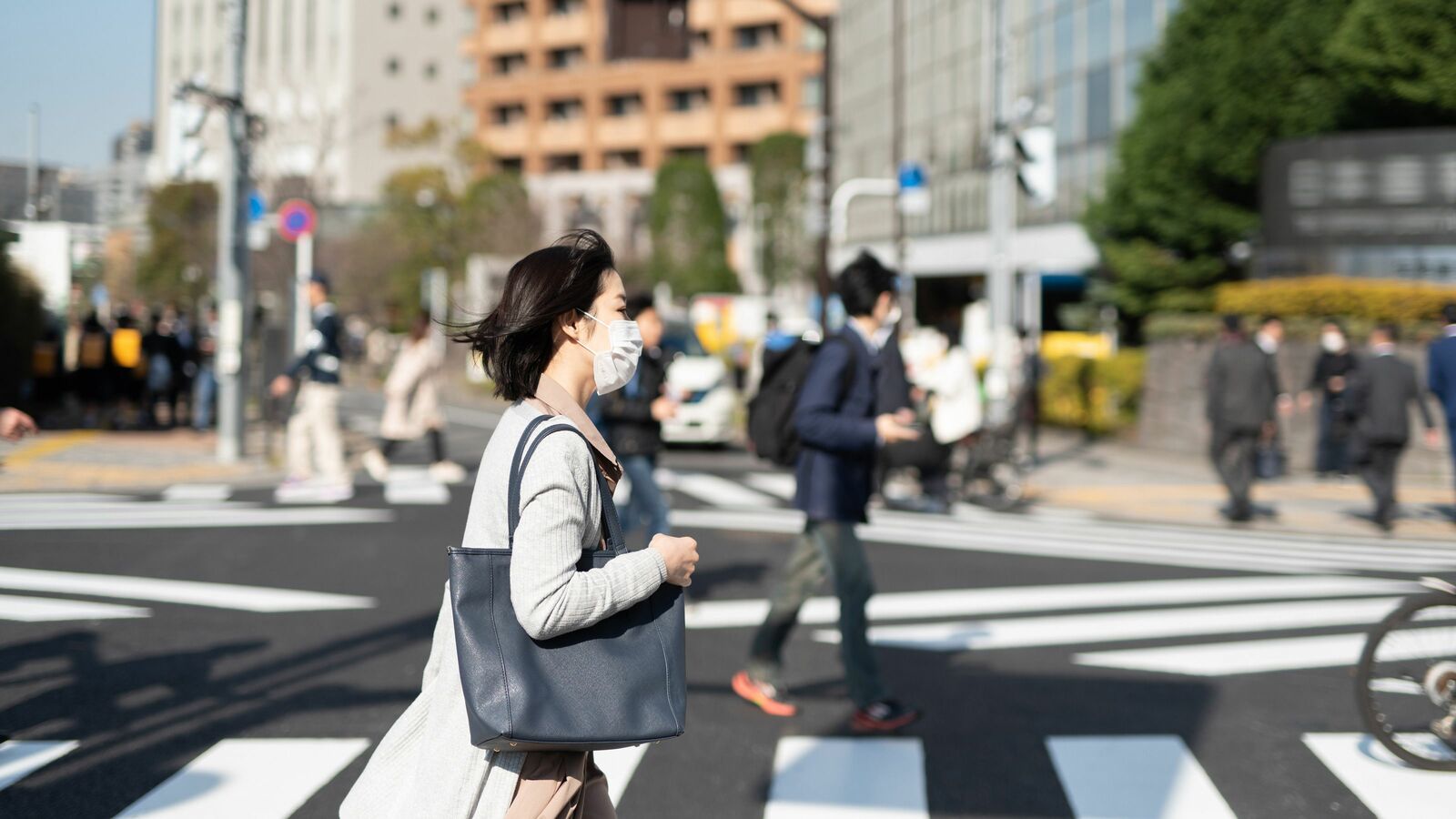 私は自宅から改札口までマスクはしない…｢マスク歩き｣を変えられない日本社会に現役医師が訴えたい事 ｢とりあえず着けておく｣という現状は見直すべき