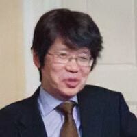 白井 恭弘（しらい・やすひろ）言語学者、ケースウェスタンリザーブ大学認知科学科教授。上智大学外国語学部英語学科卒業。カリフォルニア大学ロサンゼルス校修士課程（英語教授法専攻）、博士課程（応用言語学専攻）修了。Ph.D.（応用言語学）。コーネル大学東アジア研究学科准教授などを経て現職。
