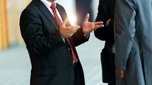 英会話で｢ニコニコしてやり過ごす｣のはダメ…中学レベルでも｢慣れている｣感を出せる便利な英語フレーズ8つ