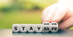 ダイスは「家にいて、安全にいなさい」という表現を形成します。