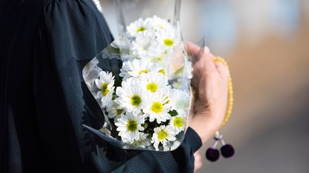 返礼品もないのにどんどん香典を持参 静かな家族葬が 同業者の会葬 に変わってしまったワケ 終活は万全なはずだったが President Online プレジデントオンライン