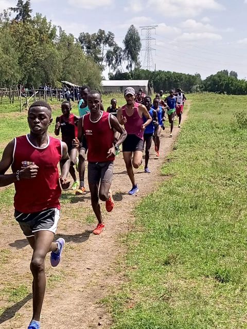 ケニアでトレーニングしている地元の若いランナー