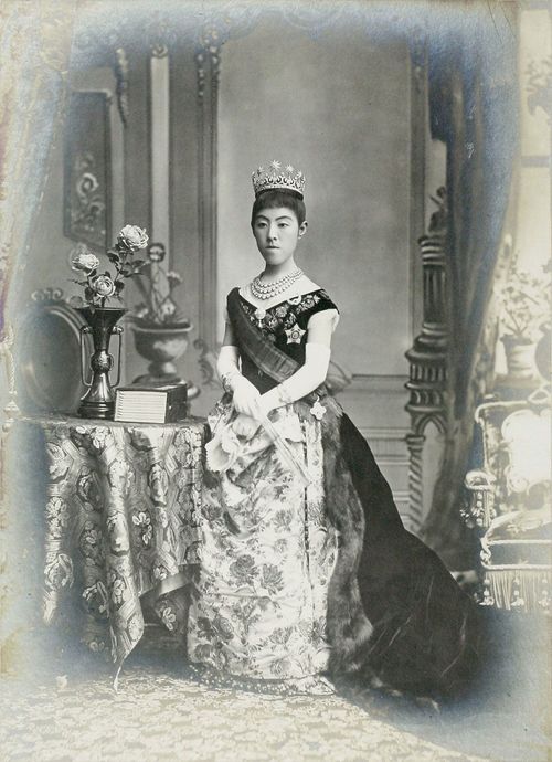 洋装した昭憲皇太后（明治天皇の皇后・美子）