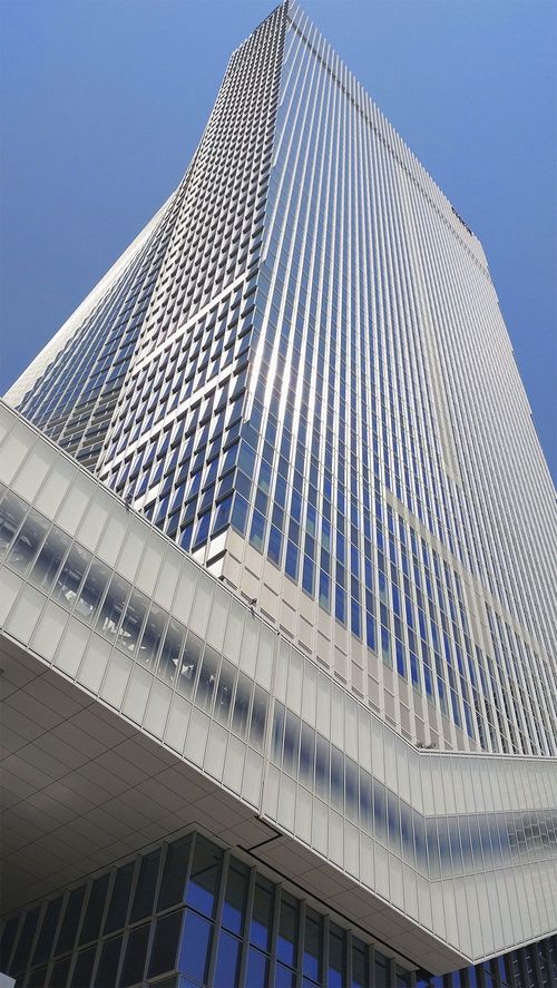 独特な壁面が印象的な虎ノ門ヒルズステーションタワー=2023年7月25日、東京都港区