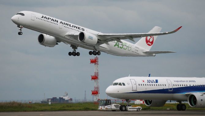 離陸する日本航空（JAL）機（上）。右下は全日本空輸（ANA）機＝2020年10月18日、東京・羽田空港
