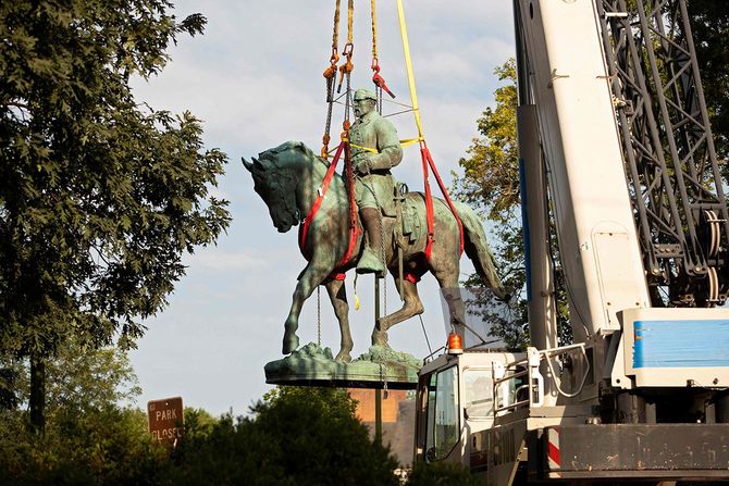 米南部バージニア州シャーロッツビルの公園から撤去されるリー将軍の像