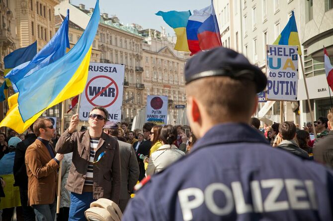 2014年、3月30日オーストリア・ウイーンにて、ロシアによるウクライナからのクリミア併合に抗議するためにウィーンの中央広場に集まった