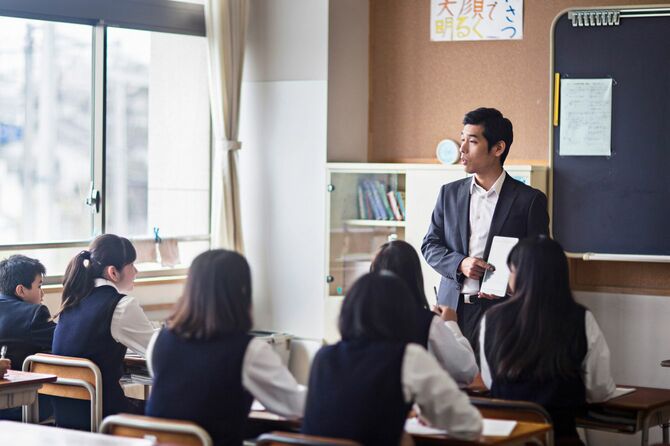 教室で授業をする日本の教師