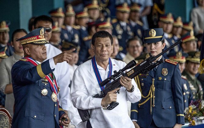 2018年4月19日、フィリピンのドゥテルテ大統領（当時）（中央）（フィリピン・マニラ）