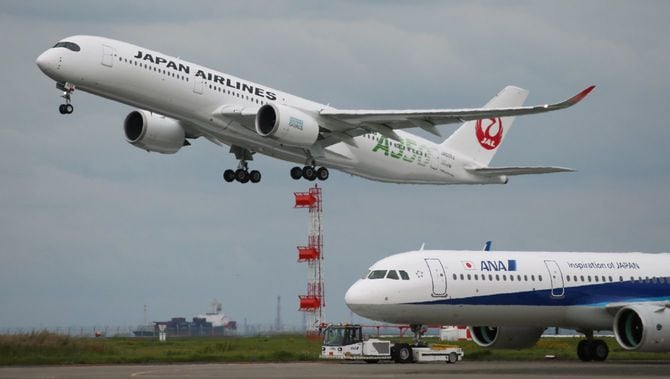 離陸する日本航空(JAL)機(上)。右下は全日本空輸(ANA)機=2020年10月18日、東京・羽田空港