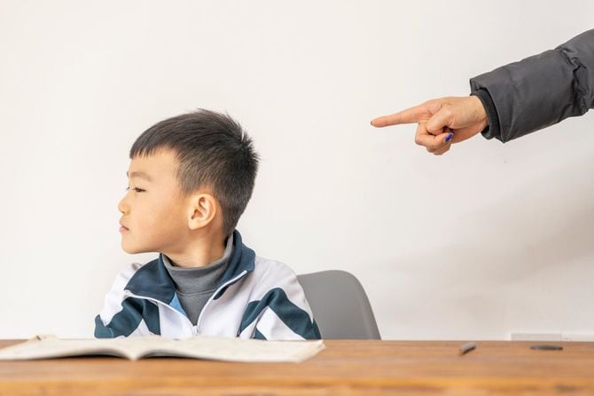 宿題を進めない子をしかる親