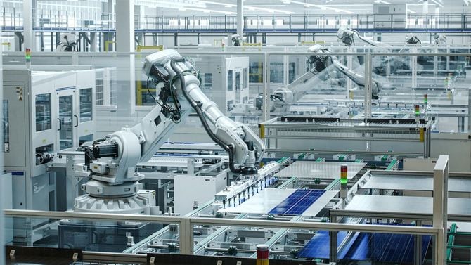 産業用ロボットが稼働している工場の生産ライン