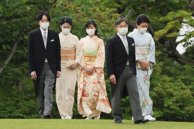 春の園遊会に臨まれる天皇、皇后両陛下と秋篠宮ご夫妻、同家次女の佳子さま＝2023年5月11日午後、東京・元赤坂の赤坂御苑