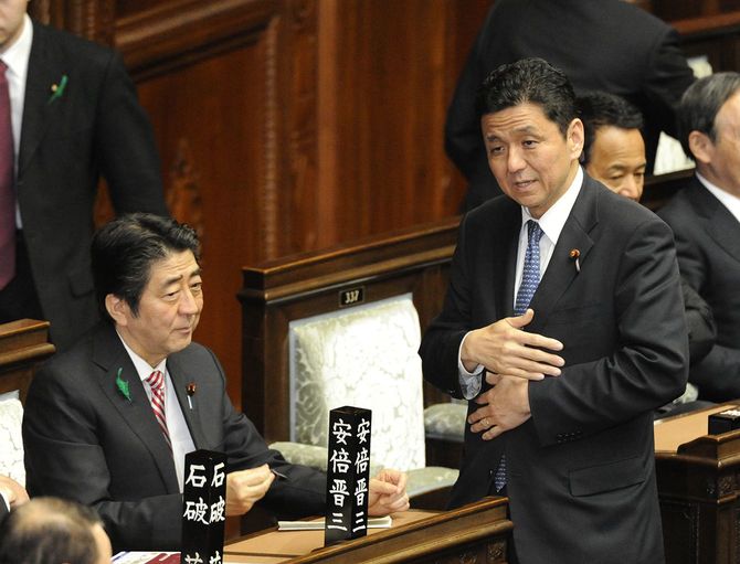 衆院本会議場で自民党の岸信夫氏（右）と話す安倍晋三首相（当時）
