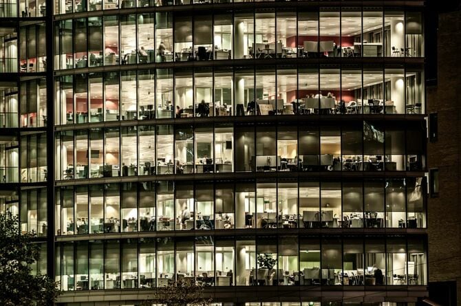 オフィスビルの夜に働く人々