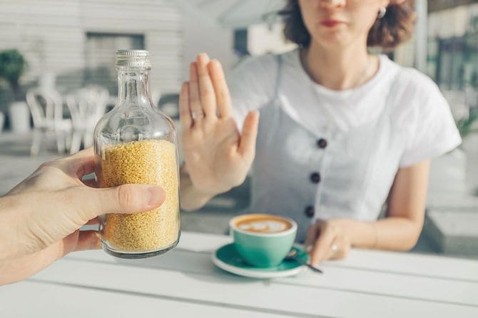 カフェで差し出された砂糖を断る女性
