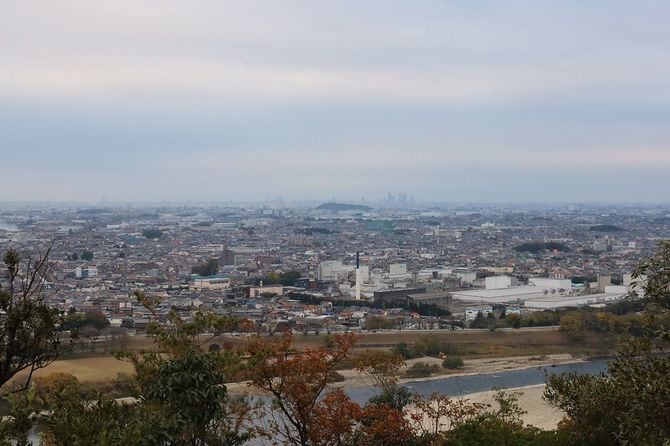 山頂からは信長の居城・小牧山城も見える