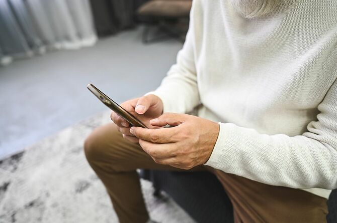 携帯電話を持った手