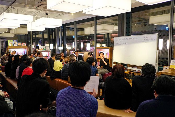 代官山人文カフェでは参加者同士が同じテーマをめぐって「言葉をかわすこと」を大切にしている。第11回目のこの日は学校や企業で取り入られはじめている哲学対話の実践者4人が登壇した