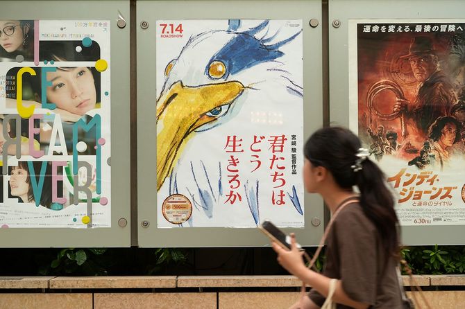 映画「君たちはどう生きるか」のポスター(東京都港区)