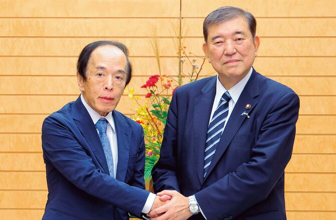 石破茂首相（右）と日銀の植田和男総裁