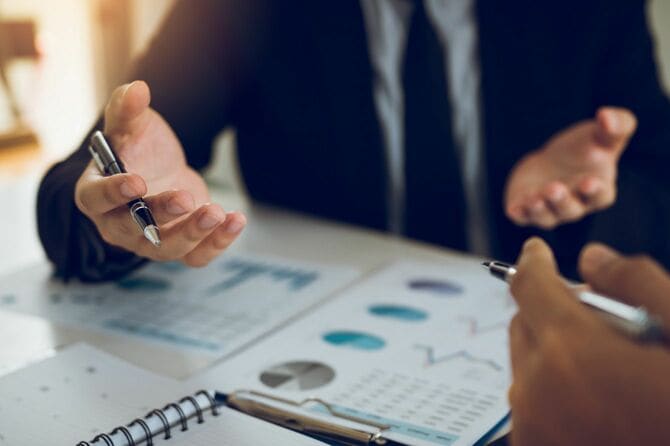 話し合う二人のビジネスマン