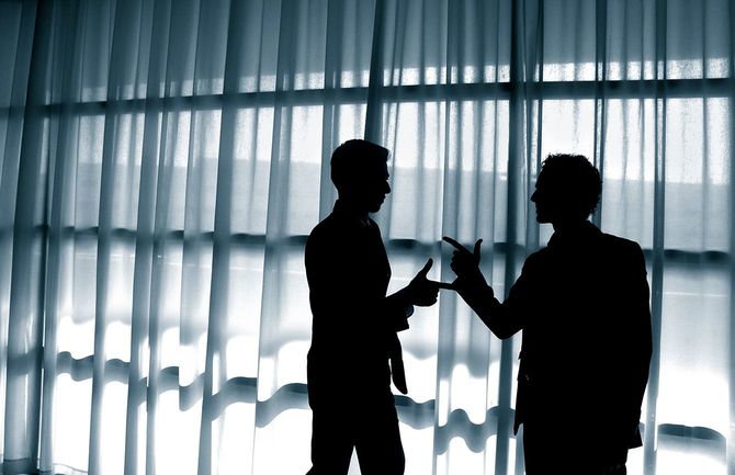 会話をしている人たちの影