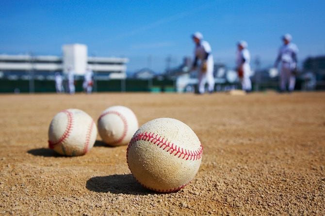 グラウンドに置かれた野球ボール