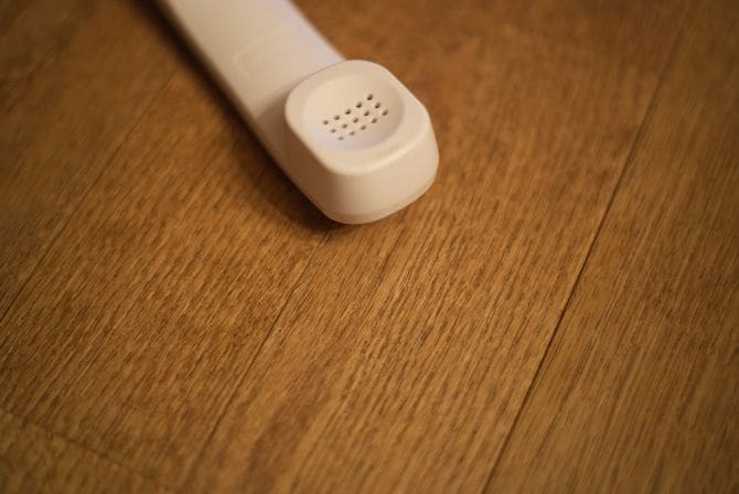 床に置かれた受話器