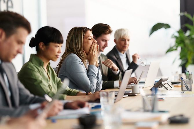 会議中にあくびをする人