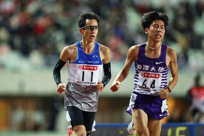 2020年12月4日、第104回日本陸上競技選手権大会・男子10000mに出場した佐藤悠基選手と田澤廉選手（大阪・ヤンマースタジアム長居にて）