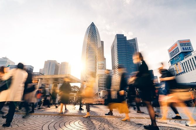 日光の下でぼやけた人々新宿商店街を歩く, 東京, 日本