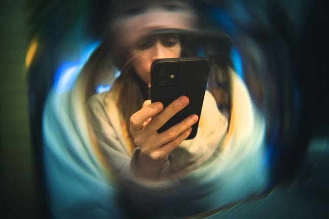 ソーシャルメディア没入感の抽象的なイメージ