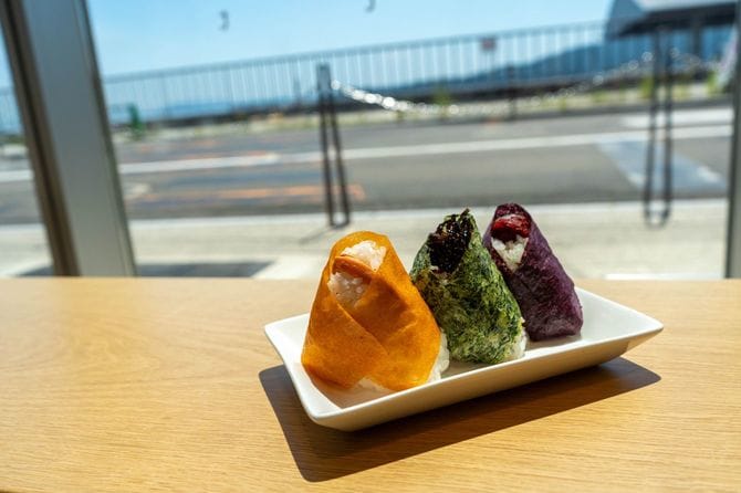 店頭には、鮭、広島菜、赤しそで巻いたおにぎりが並ぶ