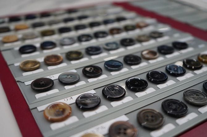 オーダースーツ店に並べられたボタンの見本