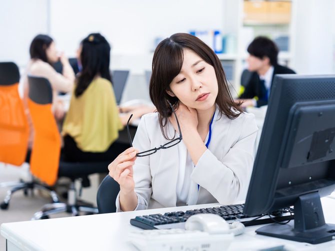 肩こりに悩むビジネスパーソン