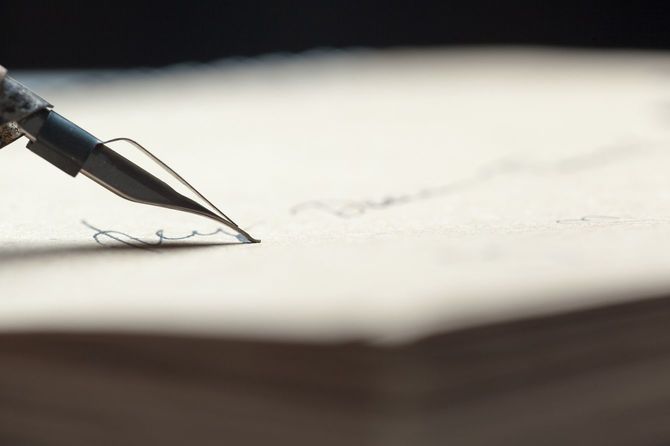 万年筆で文字をしたためている