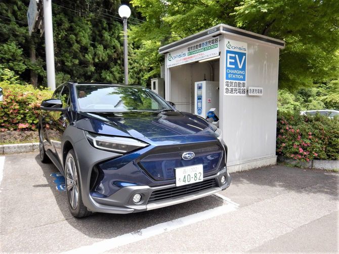 SUBARU「ソルテラ」を20kWの急速（中速）充電器でチャージ。時間あたりの充電量は直前の運転操作に左右されるが、15分間でSOC換算にして5％分の充電ができた