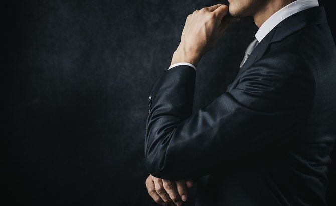 考え事をしているビジネスマン