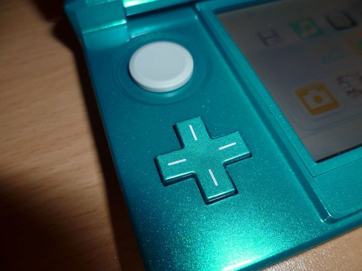 アクアブルーのニンテンドー3DS（写真＝Antoine Turmel／CC-BY-2.0／<a href="https://commons.wikimedia.org/wiki/File:Nintendo_3DS_-_d-pad.jpg" target="_blank">Wikimedia Commons</a>）