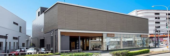 レクサス福岡東外観（<a href="https://lexus.jp/lexus-dealer/dc/info/28154" target="_blank">レクサス福岡東HP</a>より）