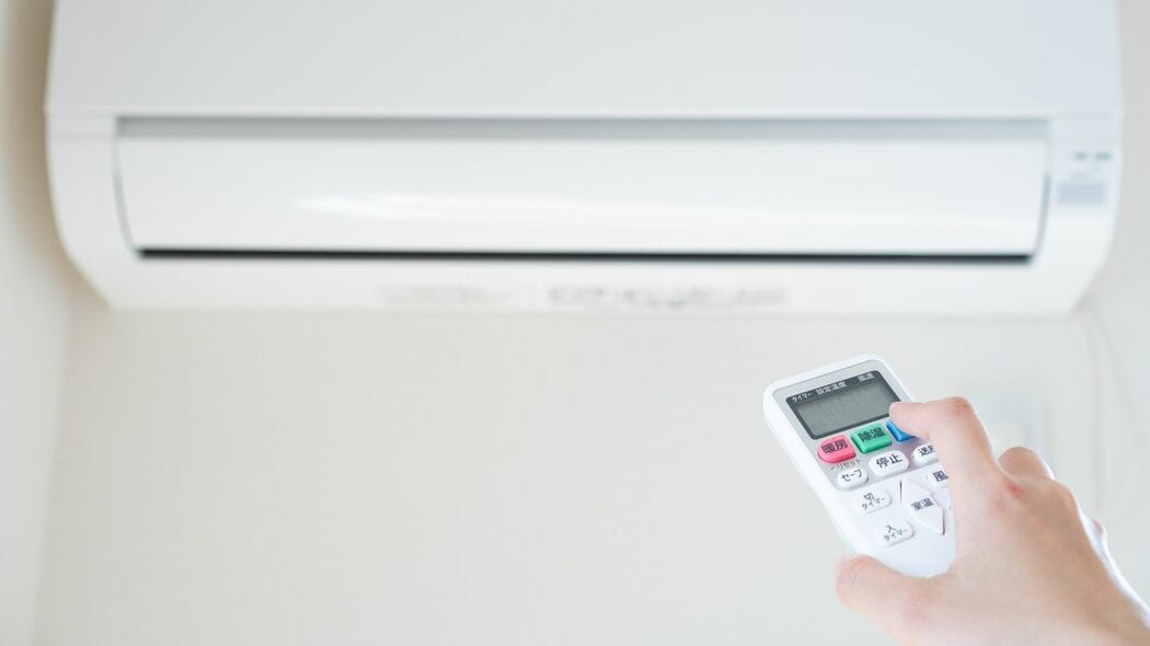 そりゃ夏の電気代がかさむわけだ…｢上か下か真ん中か｣効率的に涼しい空間をつくる"冷房の風の向き"