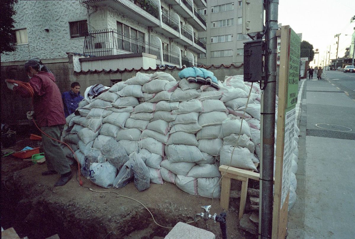 掘削した大量の土砂がつめられたガラ袋。建設開始当初の様子。