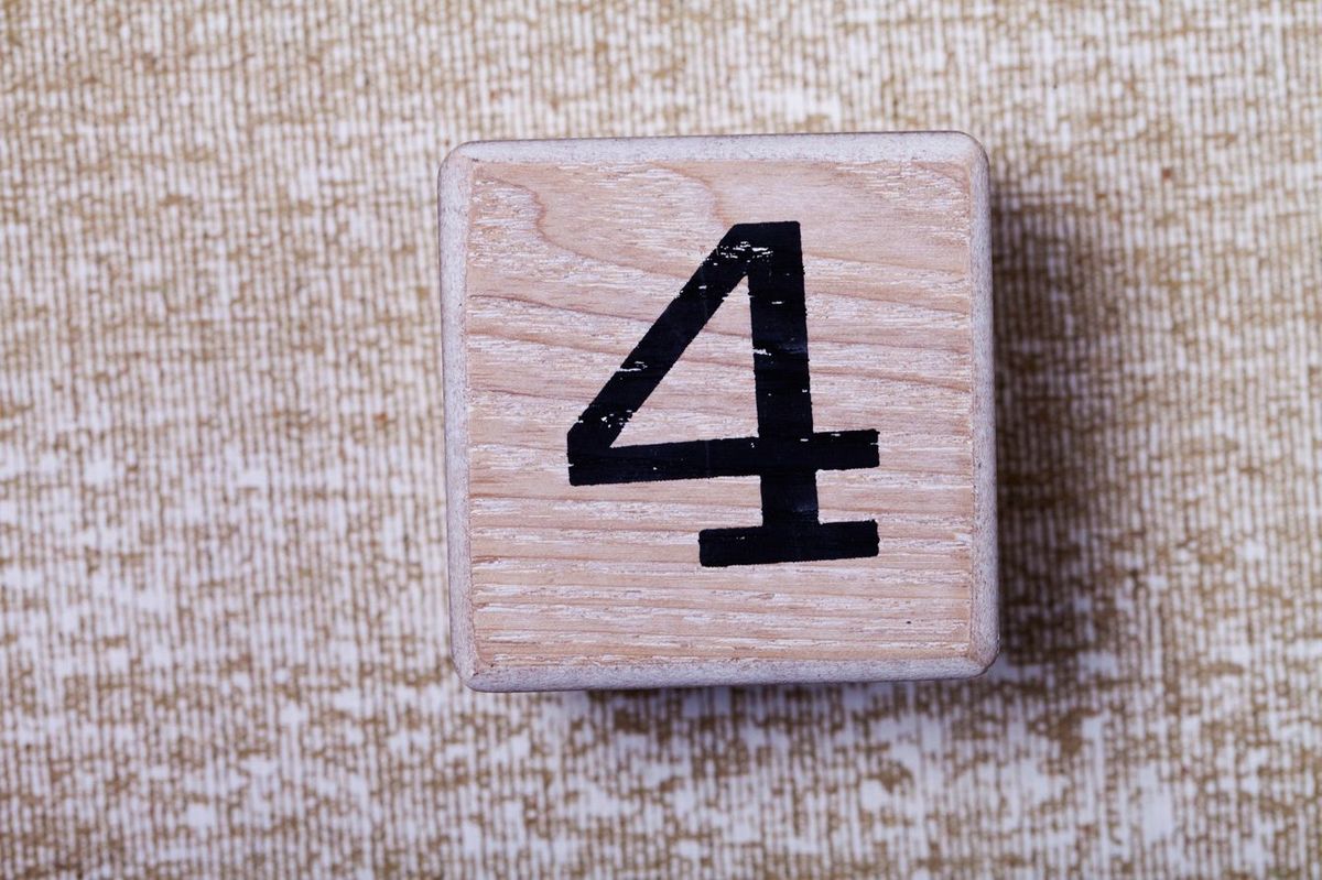 木製の立方体4の数字