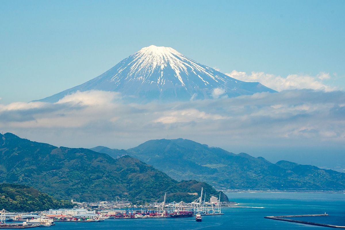 富士山を背景にした清水港